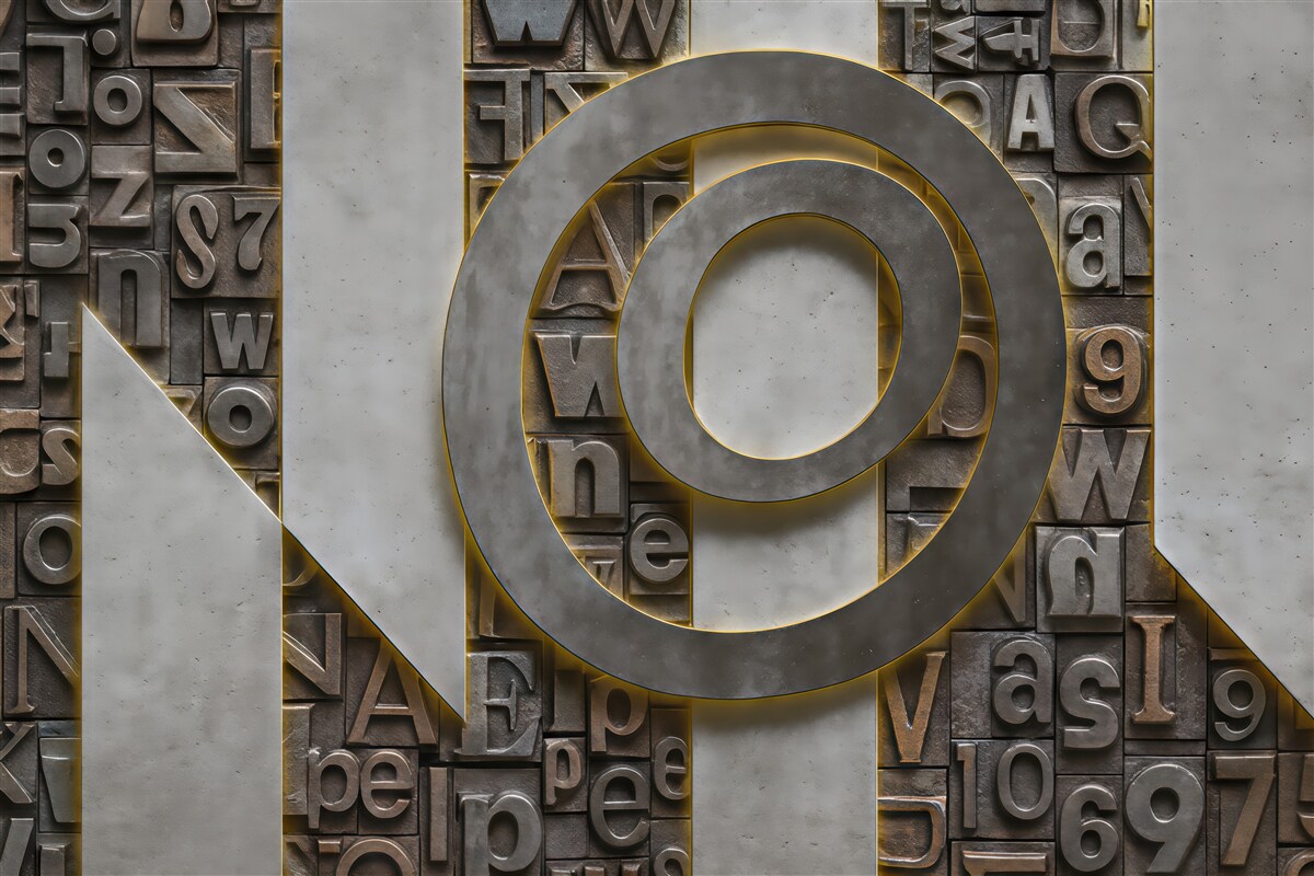 Fototapeta industrialna typografia z geometrycznym akcentem