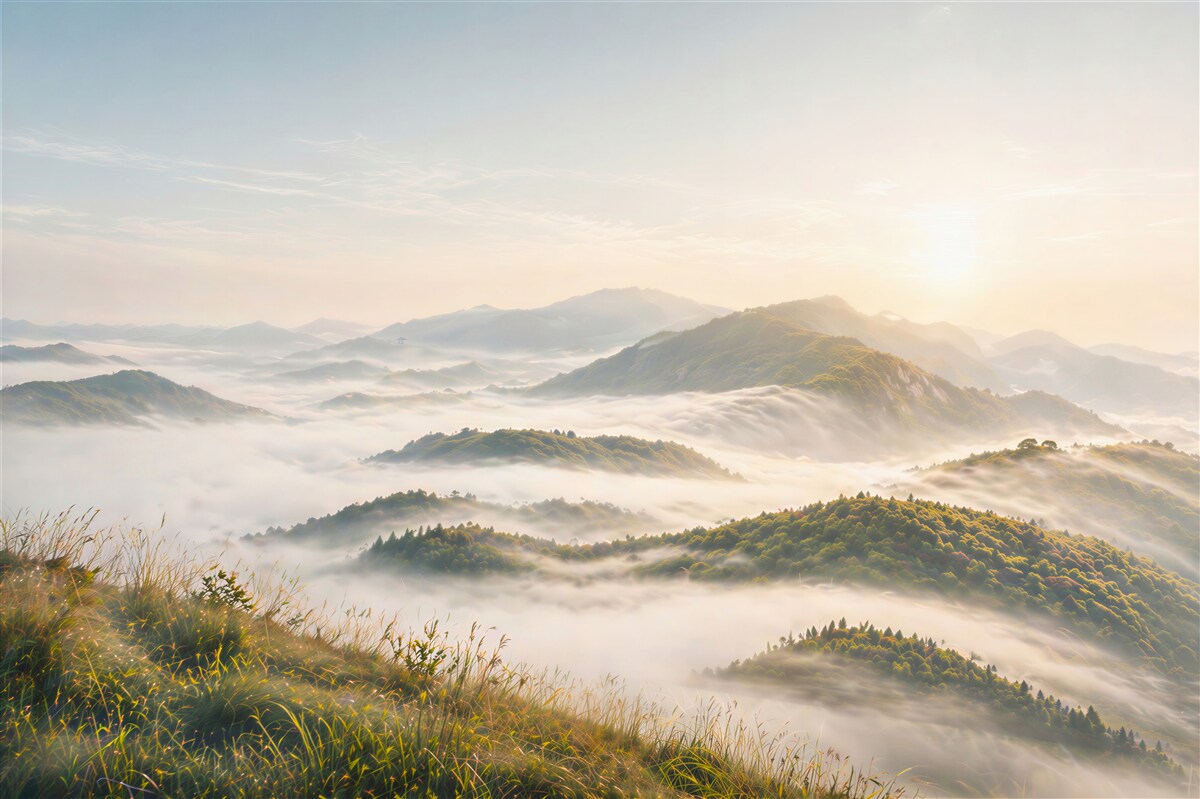 Fototapeta góry we mgle o świcie spokojny krajobraz panoramiczny