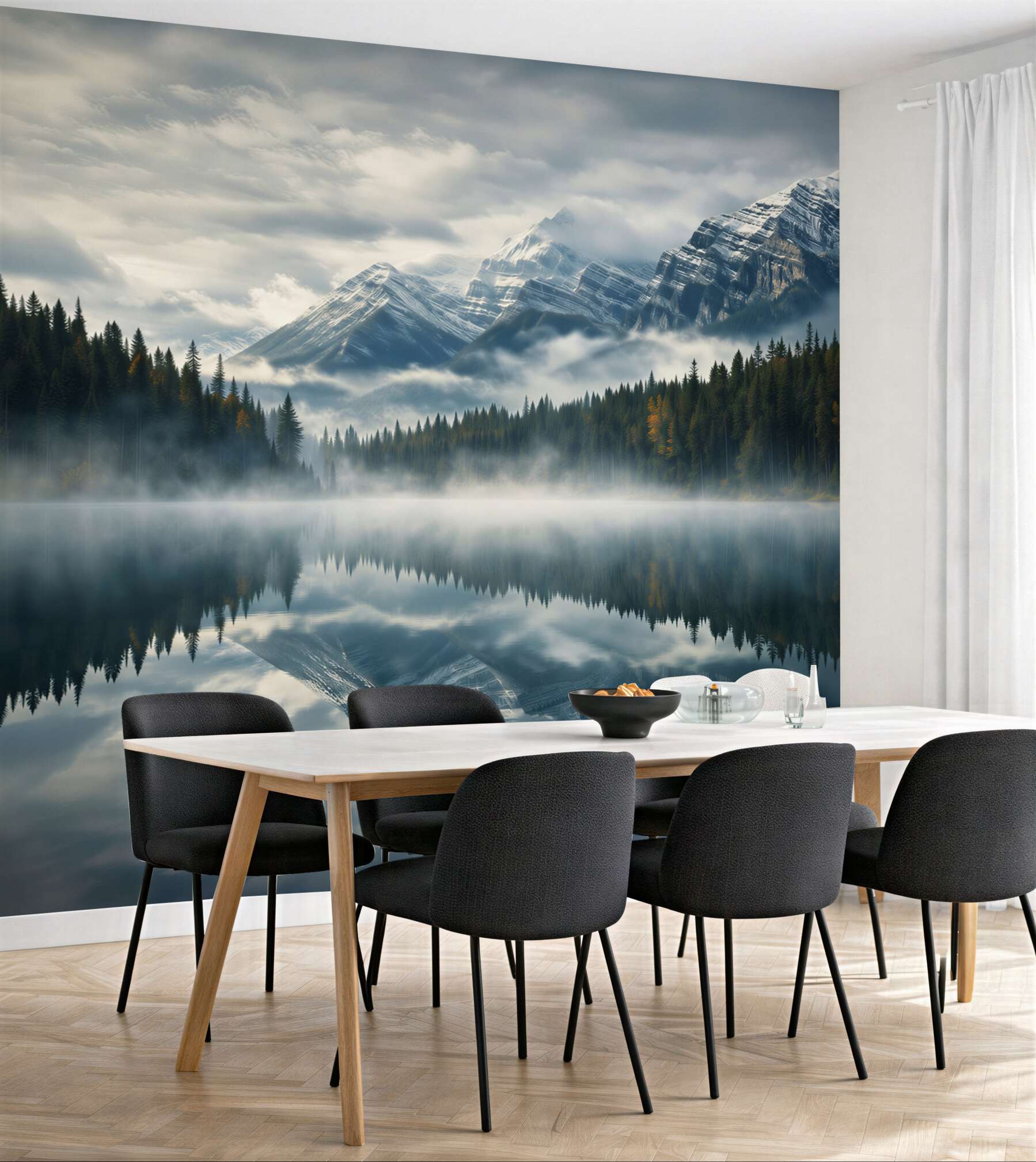 Fototapeta góry nad jeziorem we mgle z odbiciem w wodzie